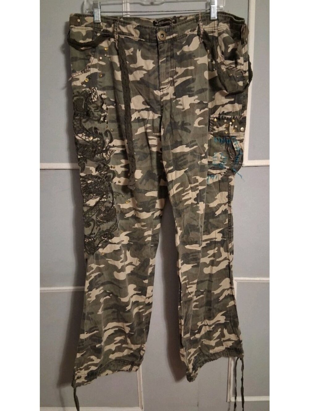 Mesmerizem Size 16 Womans Green Camo Cargo Embroidered Studs Stitching Belt